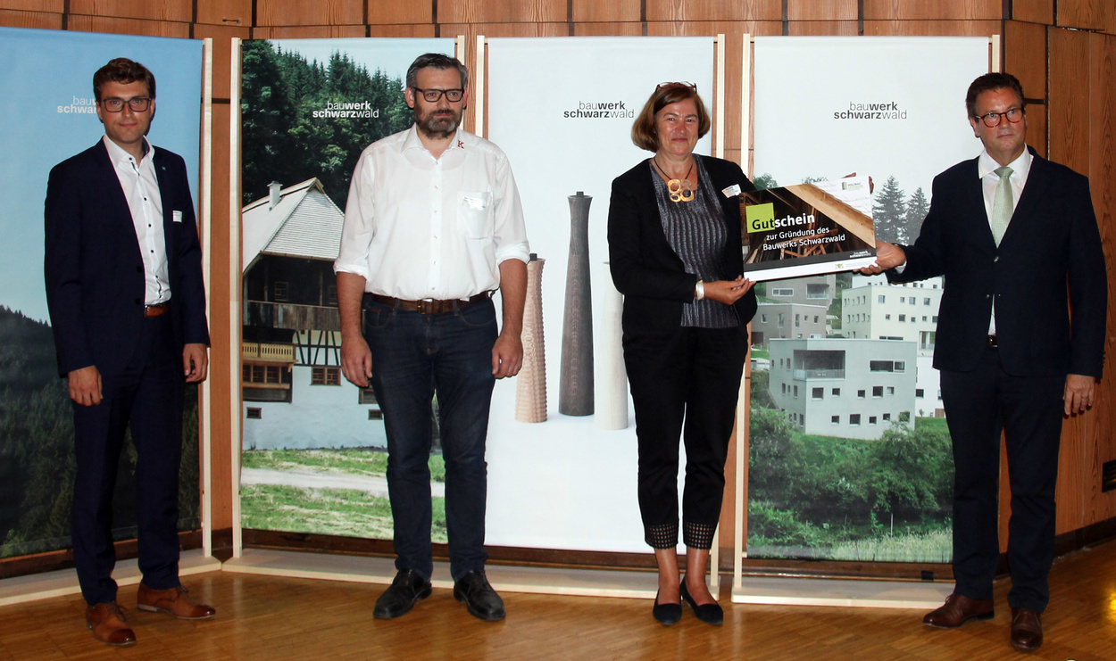 Vorstadn Bauwerk Schwarzwald mit Minister Hauck
